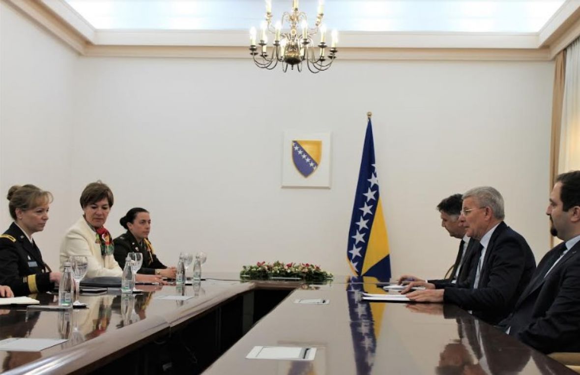 Foto: Predsjedništvo BiH/Šefik Džaferović i Pamela McGaha sa delegacijom